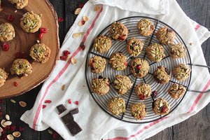 pistachio-crusted-chewy-chocolate-chip-cranberry-cookies